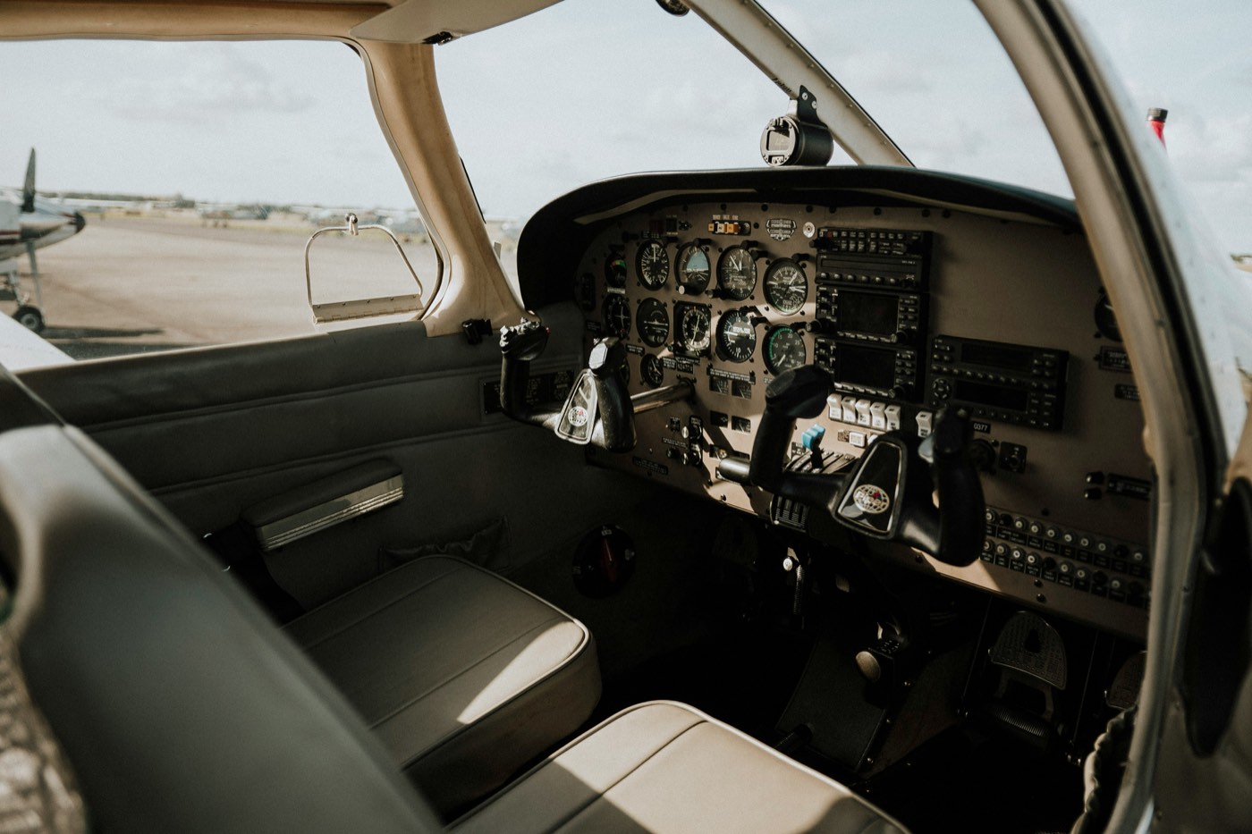 Vista desde la cabina de una avioneta en vuelo sobre Uruguay